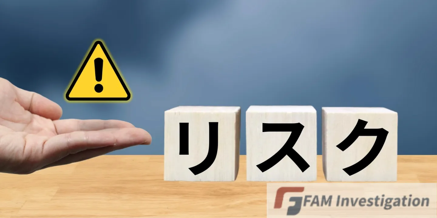 危険マークとリスクの文字と人の手