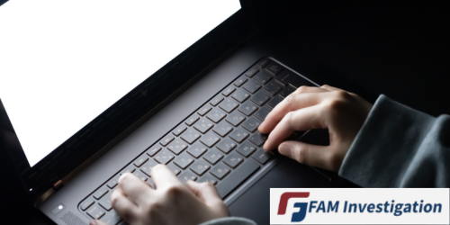 ノートPCを操作している